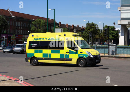 Ein Krankenwagen, um einen Kreisverkehr in Tolworth, Surrey, England reisen Stockfoto