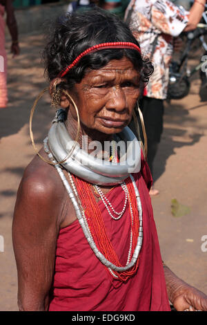 Indianerin mit großen Ohrringen bei Onkadelli Donnerstagsmarkt, Orissa, Indien Stockfoto