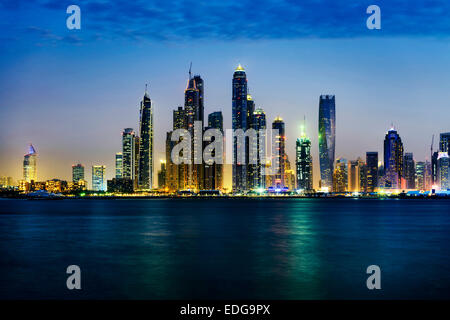 Skyline von Dubai Marina von Palm Jumeirah gesehen Stockfoto