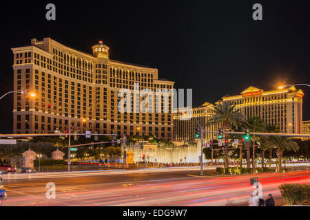 Nachtansicht des Las Vegas Strip mit Bellagio Hotel und Caesars Palace, Las Vegas, Nevada, USA Stockfoto
