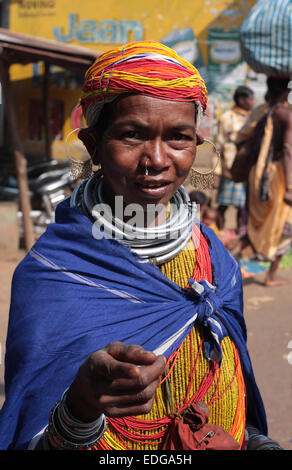 Indianerin, die Verhandlungen mit mir am Onkadelli Donnerstagsmarkt, Orissa, Indien Stockfoto