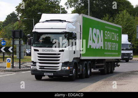 Ein Asda LKW Reisen rund um einen Kreisverkehr in Coulsdon, Surrey, England Stockfoto