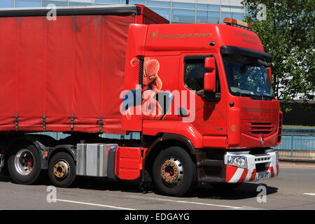 Einen roten LKW Reisen rund um Tolworth Kreisverkehr in Surrey, England Stockfoto