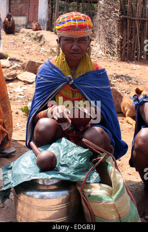 Junge Indianerin, Verkauf von Alkohol an Onkadelli Donnerstagsmarkt, Orissa, Indien Stockfoto