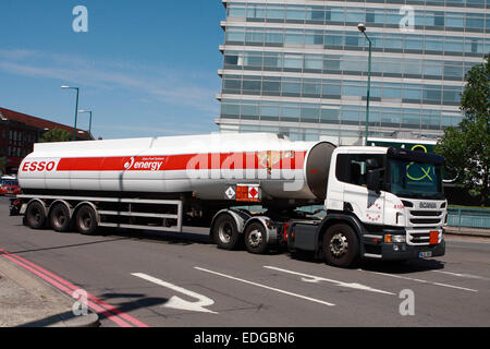 Ein LKW Reisen rund um Tolworth Kreisverkehr in Surrey, England Stockfoto