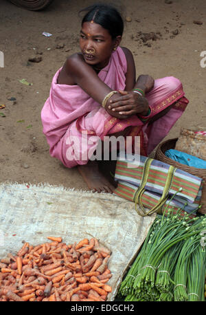 Indianerin, Verkauf von Gemüse an Onkadelli Donnerstagsmarkt, Orissa, Indien Stockfoto