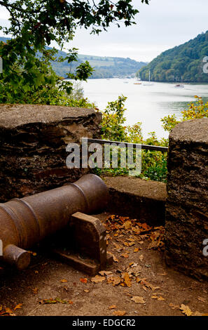 Alte Kanone auf einem Akku mit Blick auf die Mündung des Flusses Dart in der Nähe von fungiert im Devon England UK Stockfoto