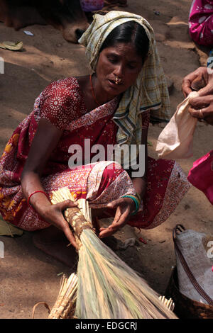 Indianerin Verkauf Bürsten am Onkadelli Donnerstagsmarkt, Orissa, Indien Stockfoto