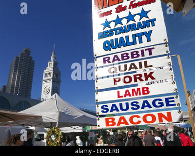 Farmers Market Embarcadero DIE FÄHRE PLAZA FARMERS MARKET San Francisco mit Farmers Fleischmarkt Produzenten Zeichen im Vordergrund California USA Stockfoto