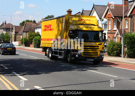 Ein LKW Reisen entlang einer Straße in Surbiton, Surrey, England Stockfoto