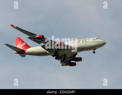 Miami, USA - 18. Februar 2012: Virgin Atlantic Boeing 747 Jumbo Jet kommt in Miami aus London. Stockfoto
