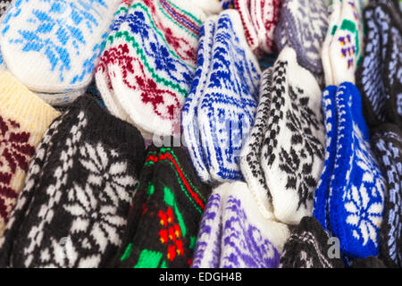 Bunte Wolle Handschuhe liegen auf dem Markt-Zähler Stockfoto