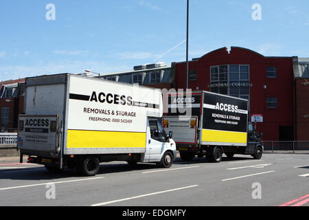 Zwei "Zugang entfernen" Lastwagen unterwegs um Tolworth Kreisverkehr in Surrey, England Stockfoto