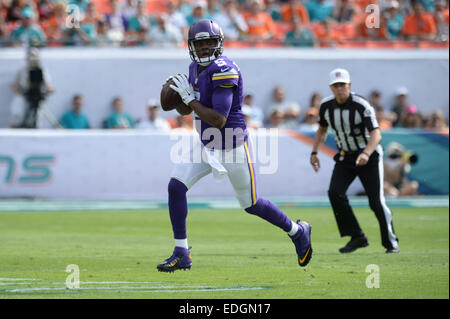 Miami Gardens, FL, USA. 21. Dezember 2014. Teddy Bridgewater #5 von Minnesota unkenntlich gemacht, während die NFL Football-Spiel zwischen den Miami Dolphins und den Minnesota Vikings im Sun Life Stadium in Miami Gardens FL. © Csm/Alamy Live-Nachrichten Stockfoto