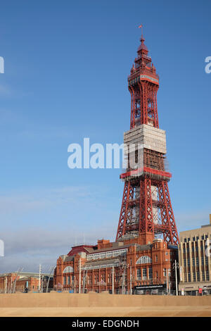 Blackpool Tower mit laufenden Wartungsarbeiten Stockfoto