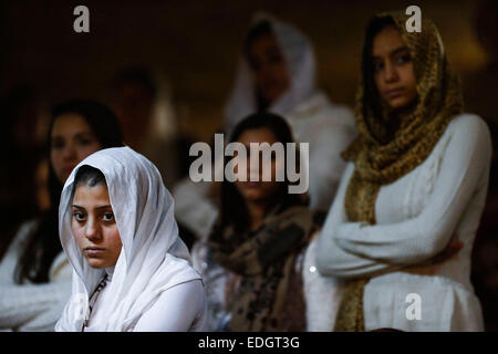 Kairo. 6. Januar 2015. Eine ägyptische Frau besucht eine Heiligabend Masse in einer koptischen Kirche in Kairo, Ägypten, 6. Januar 2015, einen Tag vor der orthodoxe Weihnachten. Ägyptische Kopten feierte ihren Heiligabend hier am Dienstag Abend. Bildnachweis: Cui Xinyu/Xinhua/Alamy Live-Nachrichten Stockfoto