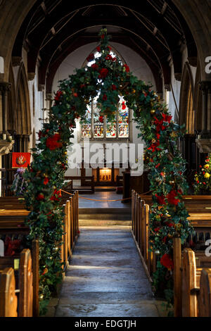 St. Edward, König & Märtyrer: Die Pfarrkirche der Corfe Castle, Dorset. Gebaut um 12. Jahrhundert. Stockfoto