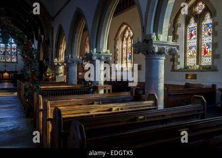 St. Edward, König & Märtyrer: Die Pfarrkirche der Corfe Castle, Dorset. Gebaut um 12. Jahrhundert. Stockfoto