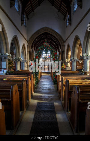 St. Edward, König & Märtyrer: Die Pfarrkirche der Corfe Castle, Dorset. Gebaut um 12. Jahrhundert. Stockfoto