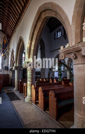 St. Edward, König & Märtyrer: Die Pfarrkirche der Corfe Castle, Dorset. Gebaut um 12. Jahrhundert. Stockfoto