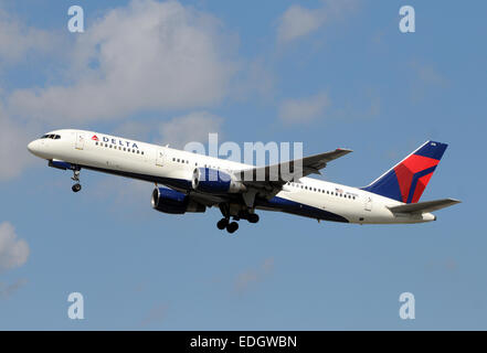 Atlanta, USA - 11. Januar 2009: Delta Airlines Boeing 757-Passagier-Jet abheben aus Atlanta am 11. Januar 2009. Delta hat Stockfoto