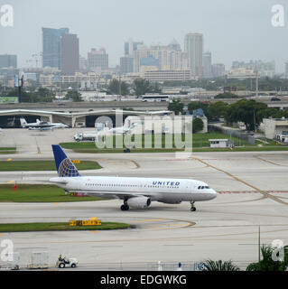 Fort Lauderdale, USA - 21. Juli 2013: United Airlines Airbus a-320-Passagier-Jet kommt nach einem Flug von seiner Heimatbasis Stockfoto