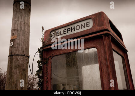 Verlassene alte BT oder GPO Telefonzelle, Pembrokeshire, Wales UK Stockfoto