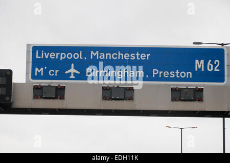 Wegweiser für Manchester, Liverpool, Birmingham und Preston auf Autobahn M62 Stockfoto