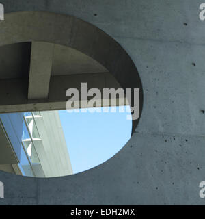 Moderne rundes Fenster durch dicken Beton geschnitten Stockfoto