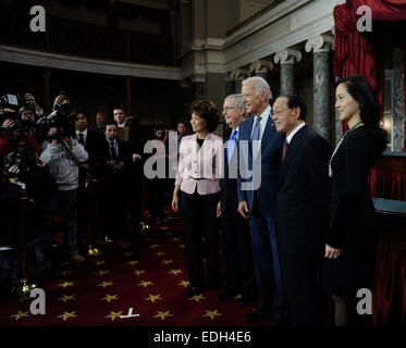 Washington, DC, USA. 6. Januar 2015. Mitch McConnell(4th R), neue Führer der Mehrheit der US-Senat und seine Familie Pose mit Vizepräsident Joseph Biden (3. R) nach der Vereidigung auf dem Capitol Hill in Washington, D.C., Hauptstadt der Vereinigten Staaten, 6. Januar 2015. Am Dienstag wurde Mitch McConnell, ein 72 - jährige Senator von Kentucky, der US-Senat-Majorität Führer, Boehner, eins der zwei mächtigsten Republikaner in der Nation zu sein. Bildnachweis: Bao Dandan/Xinhua/Alamy Live-Nachrichten Stockfoto