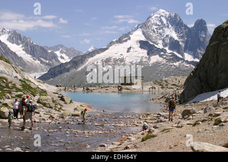 Touristen und Wanderer am Lac Blanc, einer der beliebtesten Wanderungen von Chamonix in den französischen Alpen Stockfoto