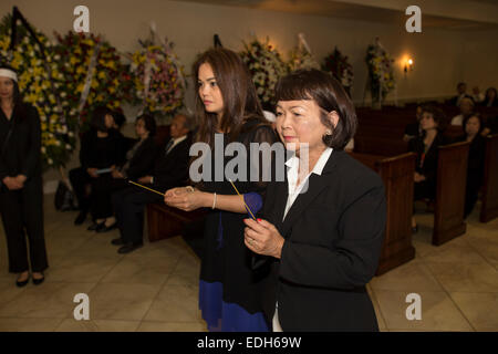 Familienmitglieder, Freunde, trauernden an vietnamesischen Trauerfeier, Little Saigon Bezirk, Stadt von Westminster, Kalifornien Stockfoto