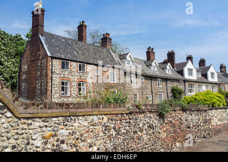 Häuser in der Kathedrale von Norwich schließen Norfolk England Stockfoto