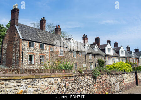 Häuser in der Kathedrale von Norwich schließen Norfolk England Stockfoto