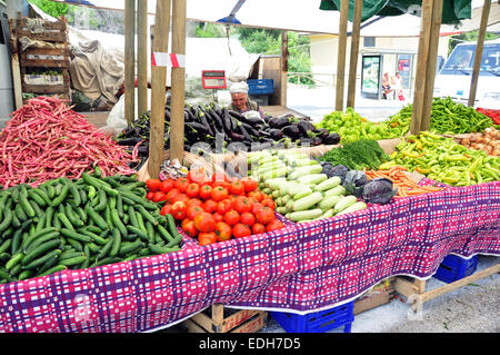 Obst und Gemüse für den Verkauf auf Marktständen in Içmeler Markt. Stockfoto