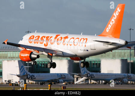 EasyJet Airbus A319 nähert sich Start-und Landebahn 23R am Flughafen Manchester. Stockfoto