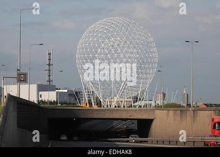 Aufstieg-Skulptur von Wolfgang Strebepfeiler den Spitznamen der Westicles und der Ball auf den Sepalen am Broadway Kreisverkehr in Belfast Stockfoto
