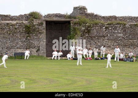 Cricket-Praxis auf dem Gelände des Portchester Castle, Portsmouth, Hampshire Stockfoto