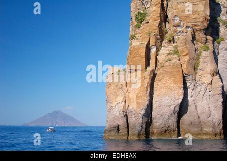 Isola di Basiluzzo mit Insel Stromboli Hintergrund, Äolischen Inseln. Stockfoto