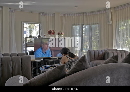 Moderne Wohnlandschaft mit weichen Möbeln und Boden bis zur Decke weißer Vorhängen. S. E. Asien Thailand Stockfoto