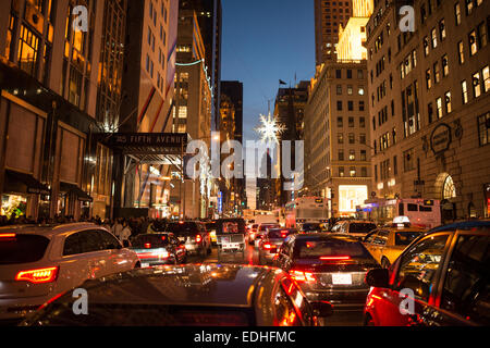 Verkehr auf der Fifth Avenue zwischen Weihnachten und Silvester Stockfoto
