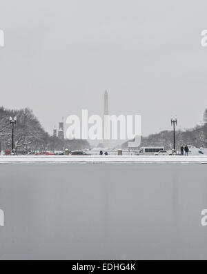 Washington, DC, USA. 6. Januar 2015. Das Bild zeigt das Washington Monument nach einem Schneefall in Washington, DC, USA, 6. Januar 2015. Der erste Schnee in diesem Winter traf Washington, DC am Dienstag. Bildnachweis: Bao Dandan/Xinhua/Alamy Live-Nachrichten Stockfoto