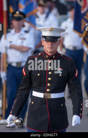 Ein Marine Soldaten zu Fuß in die Fourth Of July Unabhängigkeit Parade in Wisconsin Stockfoto