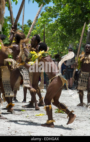 Melanesien, Salomon-Inseln, Santa Cruz Inselgruppe, Malo Insel. Dorf-Männer in native Kleidung aus Palmenblättern und Tapa Tuch. Stockfoto