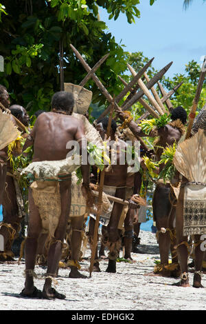 Melanesien, Salomon-Inseln, Santa Cruz Inselgruppe, Malo Insel. Dorf-Männer in native Kleidung aus Palmenblättern und Tapa Tuch. Stockfoto