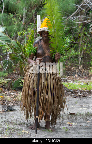 Republik von Vanuatu, Torres Inseln, Loh Insel. Dorfälteste gekleidet in traditionellen Palm Leaf Kleidung für "The Chiefs Tanz". Stockfoto