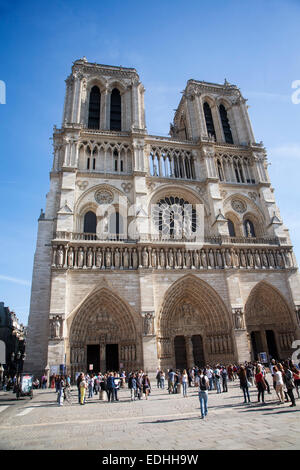 Touristen versammeln sich auf dem vorderen platz des historischen Notre Dame in Paris, Frankreich. Stockfoto