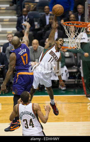 Milwaukee, WI, USA. 6. Januar 2015. Milwaukee Bucks guard Brandon Knight (11) Punkte auf einem Slam während der NBA-Spiel zwischen den Phoenix Suns und den Milwaukee Bucks im BMO Harris Bradley Center in Milwaukee, WI dunk. Sonnen besiegt die Bucks 102 / 96. John Fisher/CSM/Alamy Live-Nachrichten Stockfoto