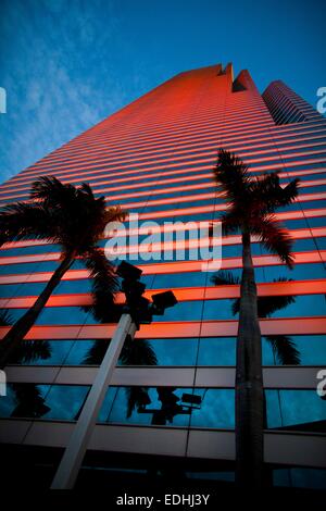 Miami, Florida, USA. 14. Januar 2014. Bunte Neonlichter auf die Innenstadt von Spiegel wie hohe Hochhäuser in der Stadt von Miami bei Sonnenuntergang. © Ruaridh Stewart/ZUMA Wire/ZUMAPRESS.com/Alamy Live-Nachrichten Stockfoto