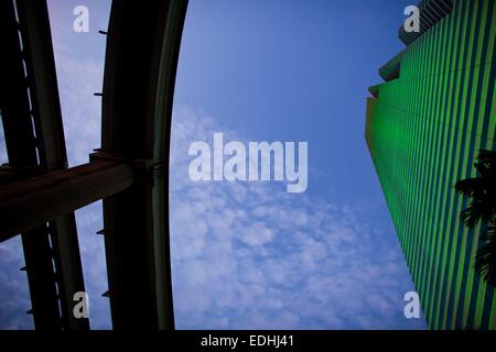 Miami, Florida, USA. 14. Januar 2014. Bunte Neonlichter auf die Innenstadt von Spiegel wie hohe Hochhäuser in der Stadt von Miami bei Sonnenuntergang. © Ruaridh Stewart/ZUMA Wire/ZUMAPRESS.com/Alamy Live-Nachrichten Stockfoto